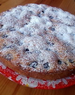 Простой пирог с черешней и шоколадом