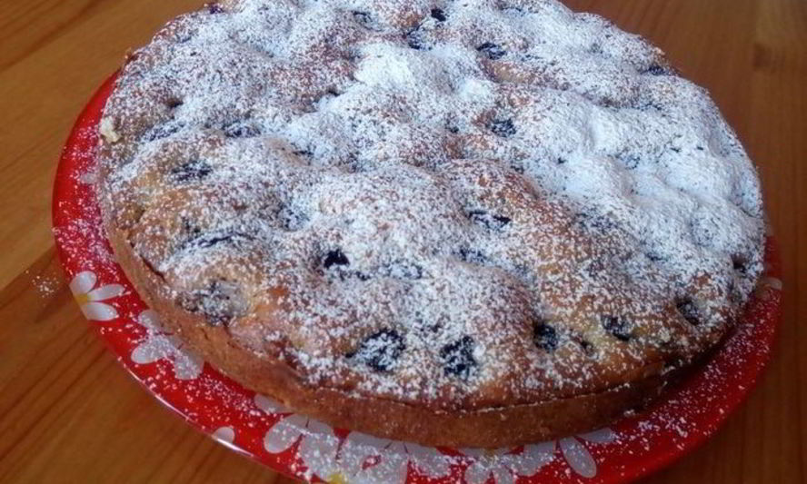 Рецепт простого пирога с черешней и шоколадом