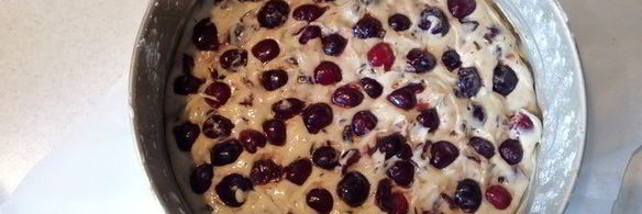 простой пирог с черешней и шоколадом