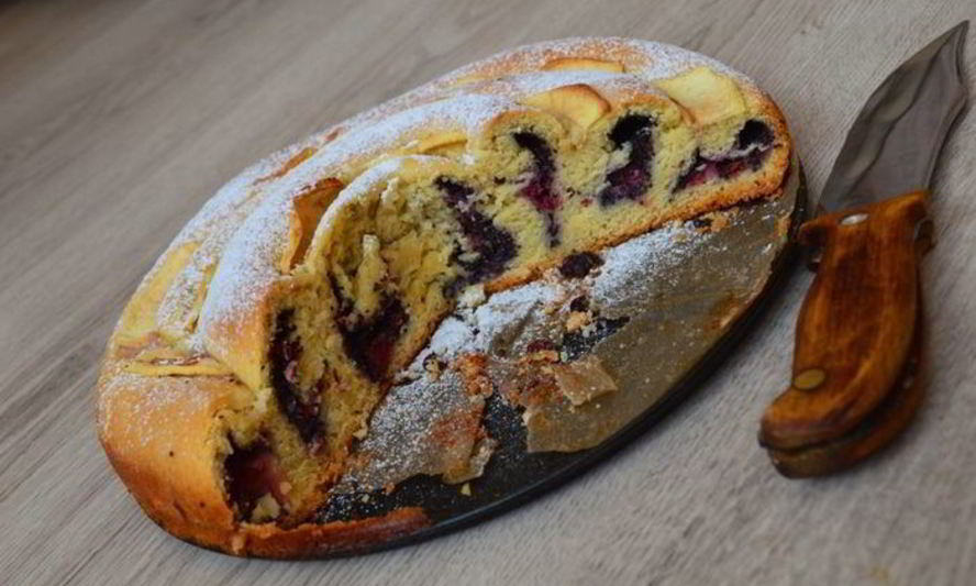 Рецепт сдобного пирога с вишнями и маком