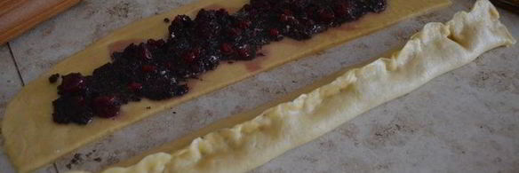 сдобный пирог с вишнями и маком