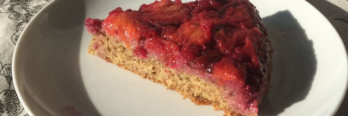 Сливово-брусничный перевернутый пирог