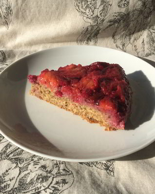 Сливово-брусничный перевернутый пирог