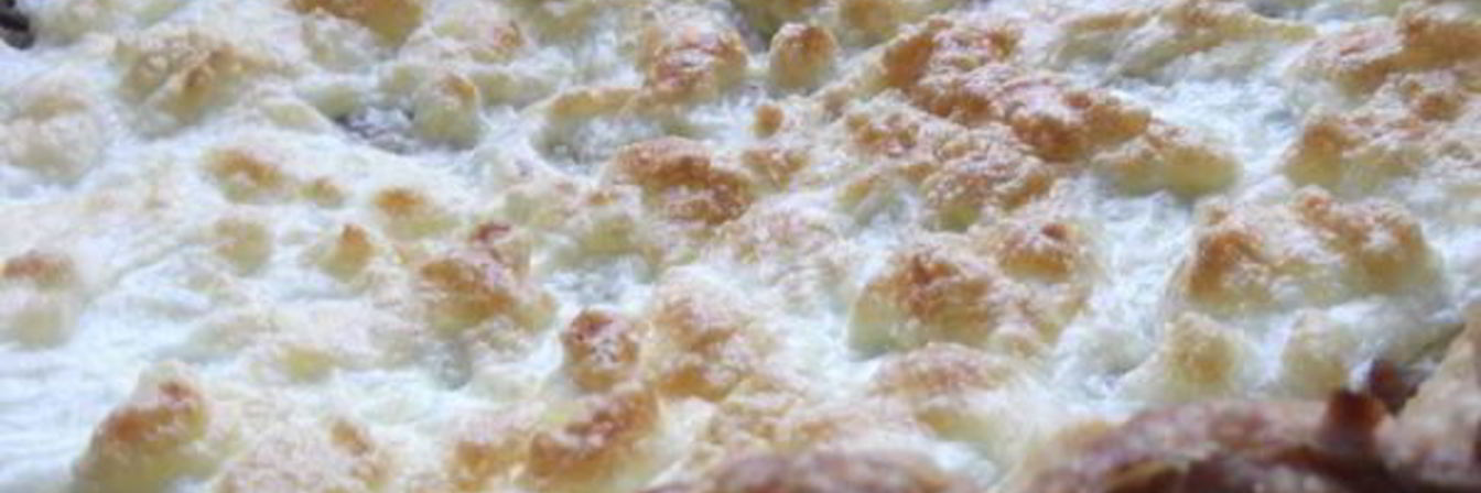 Слоеный пирог под сырной шапочкой