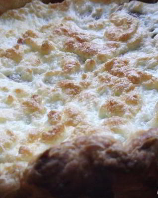 Слоеный пирог под сырной шапочкой