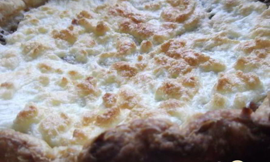 Рецепт слоеного пирога под сырной шапочкой