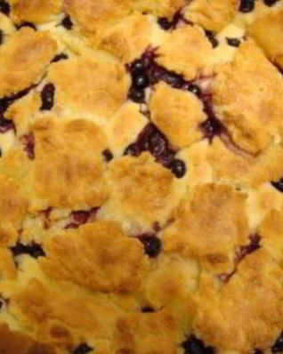 Ягодный пирог под творожными клецками