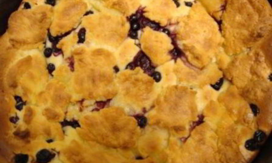 Рецепт ягодного пирога под творожными клецками