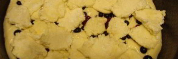 ягодный пирог под творожными клецками