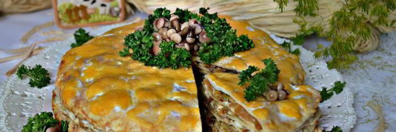 Закусочный блинный пирог с грибами и капустой
