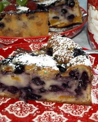 Заливной пирог с персиками и голубикой