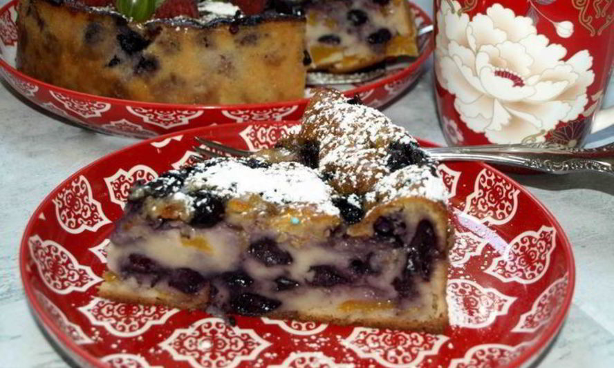 Рецепт заливного пирога с персиками и голубикой