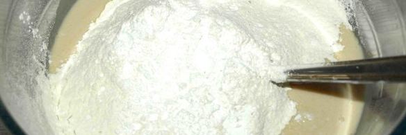 заливной пирог с персиками и голубикой