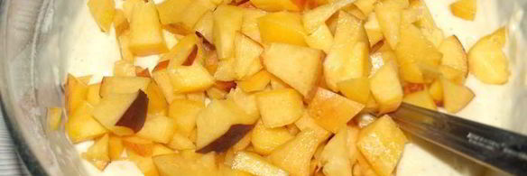 заливной пирог с персиками и голубикой