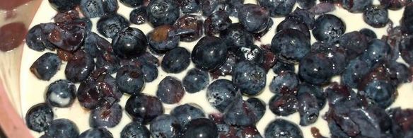 заливной пирог с персиками и голубикой