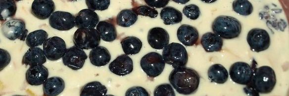 заливной пирог с персиками и голубикой