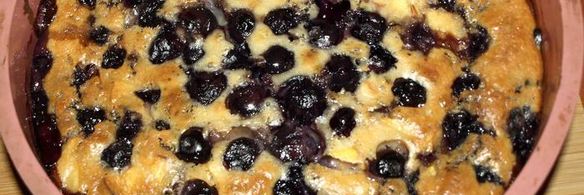 заливной пирог с персиками и голубикой