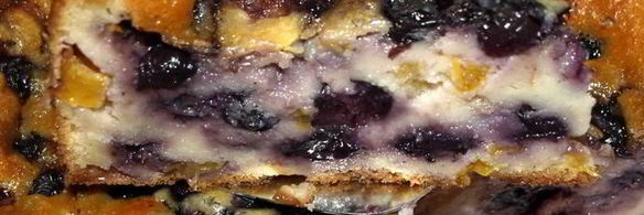 заливной пирог с персиками и голубикой