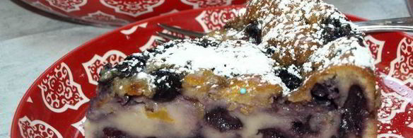 заливной пирог с персиками и голубикой