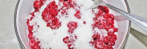 дрожжевые пирожки с малиной в духовке