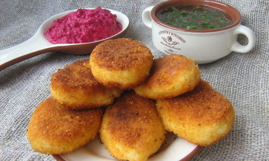 Рецепт картофельных пирожков с брынзой и свекольно-сметанным соусом