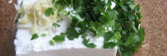 картофельные пирожки с брынзой и свекольно-сметанным соусом