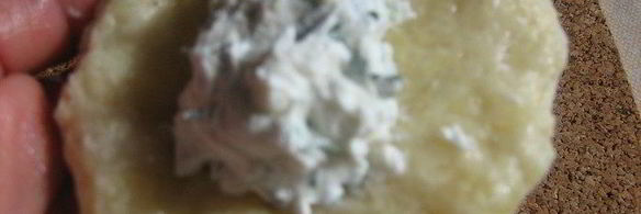 картофельные пирожки с брынзой и свекольно-сметанным соусом