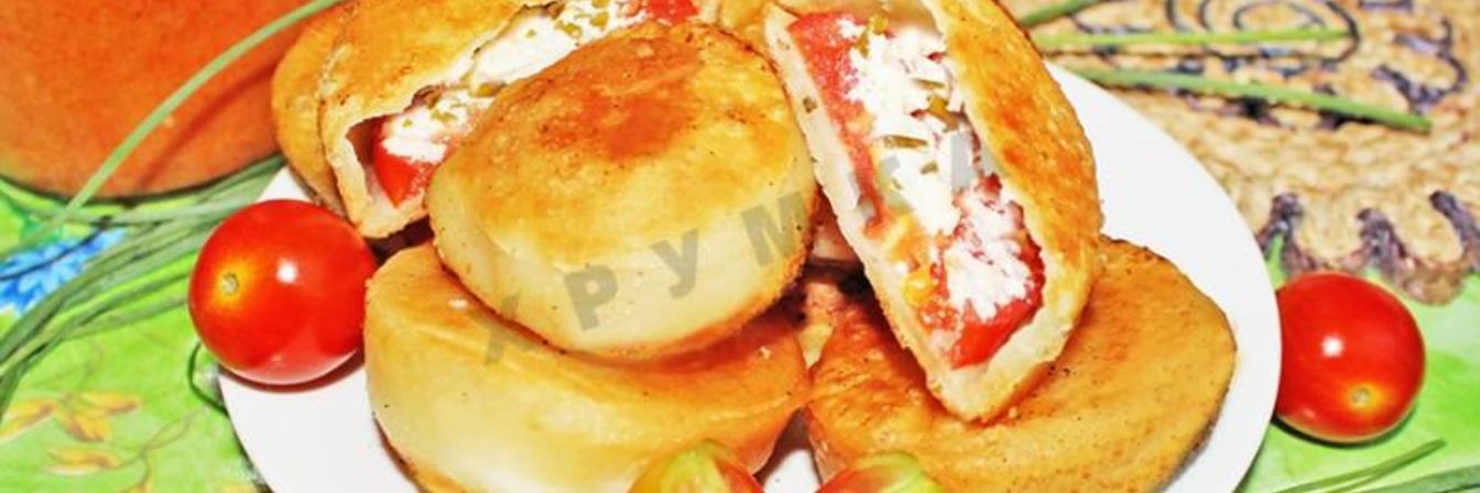 Пирожки бомбочки с помидорами и сыром
