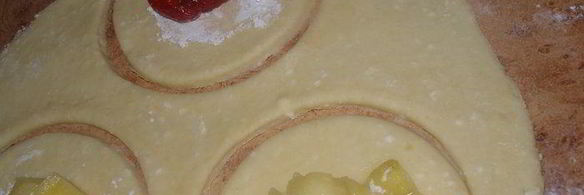 пирожки из творожного теста с двумя видами начинок