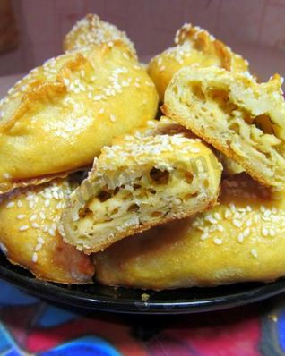 Пирожки с брынзой и зеленью закусочные в духовке