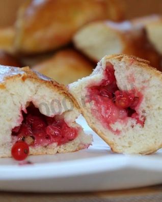 Пирожки с красной смородиной дрожжевые