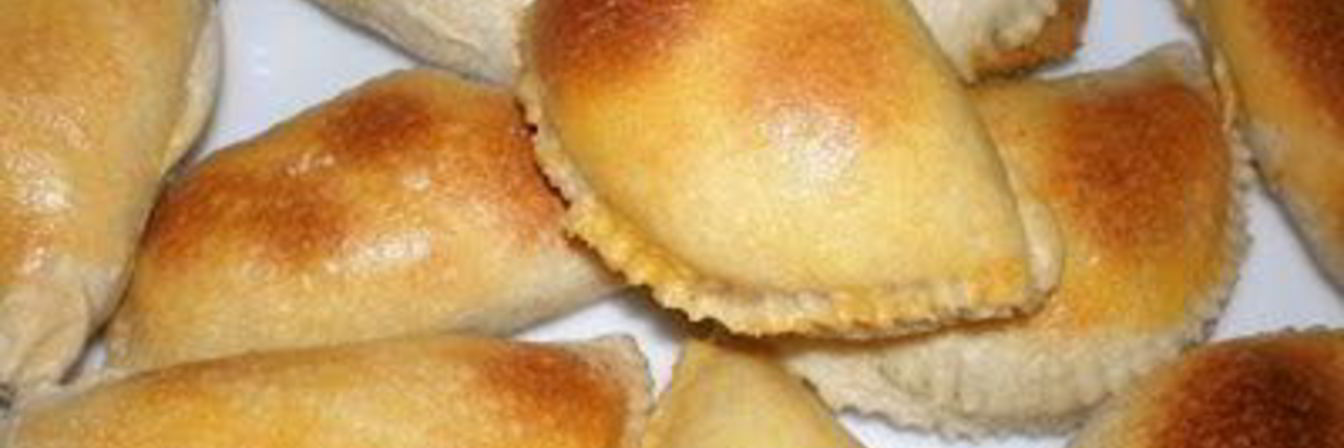 Пирожки с начинкой из консервированных персиков