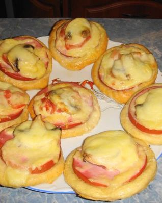 Пирожки с помидорами и колбасой мини пицца