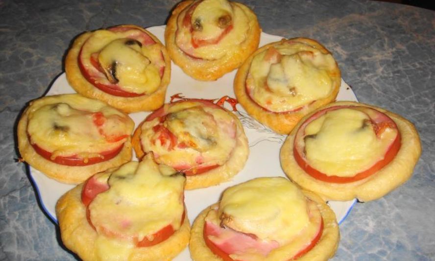 Рецепт пирожков с помидорами и колбасой мини пицца