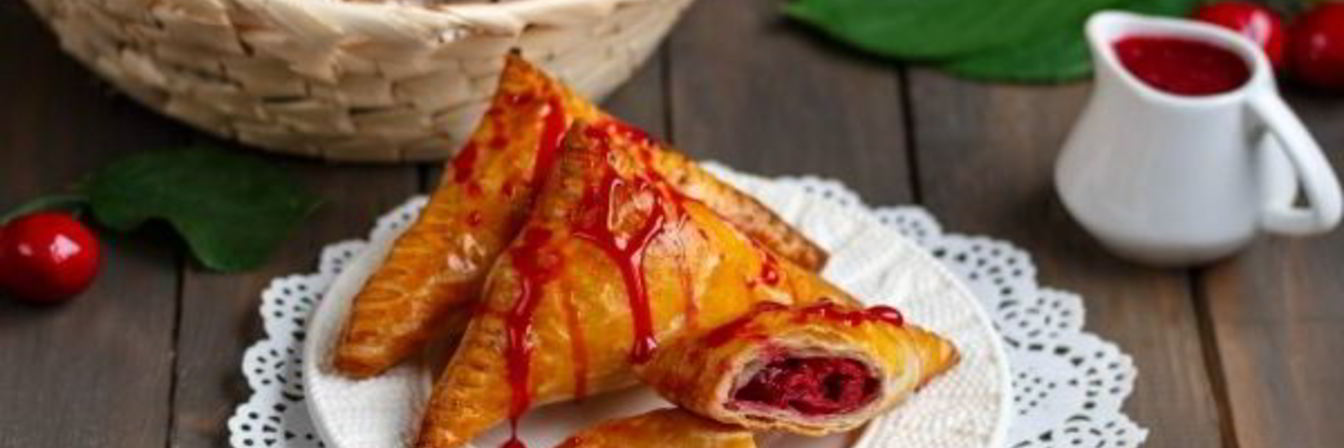 Пирожки с вишней из слоеного теста