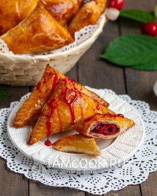 Пирожки с вишней из слоеного теста