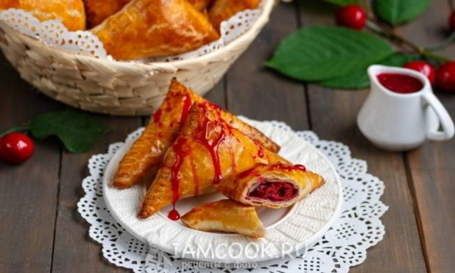 Рецепт пирожков с вишней из слоеного теста