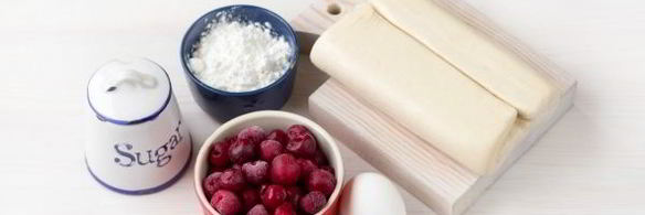 пирожки с вишней из слоеного теста