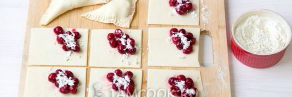 пирожки с вишней из слоеного теста