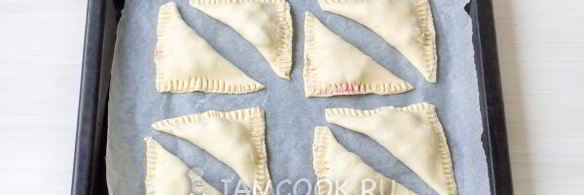 пирожки с вишней из слоеного теста