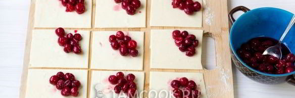 пирожки с вишней из слоеного теста