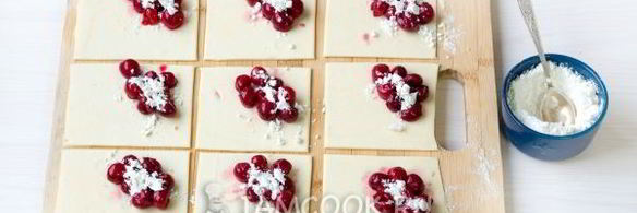 пирожки с вишней из слоеного теста