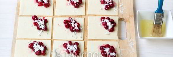 пирожки с вишней из слоеного теста