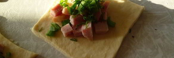 пирожки с вкусом пиццы из ленивого дрожжевого теста