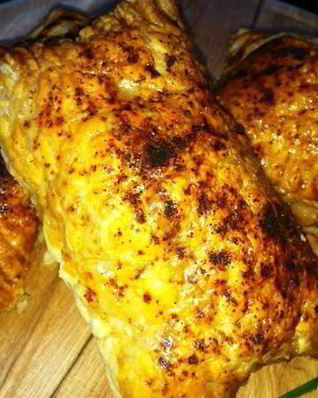 Пирожки слоеные с ветчиной, сыром и луком