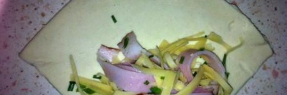 пирожки слоеные с ветчиной, сыром и луком