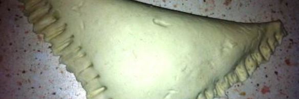 пирожки слоеные с ветчиной, сыром и луком