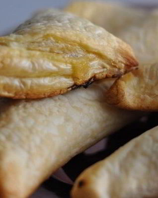 Слоеные пирожки с капустой