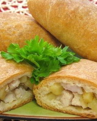 Слоеные пирожки с курицей