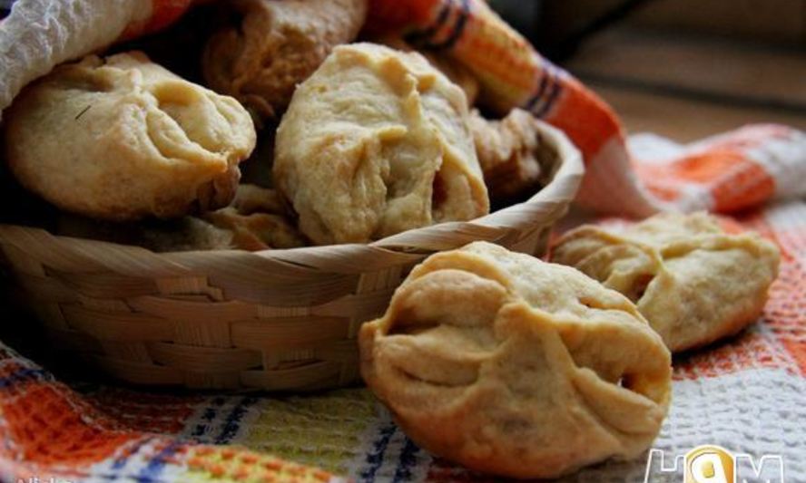 Рецепт закусочных пирожков с колбасой и сыром